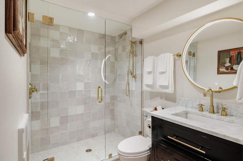 6-bedroom Garden District Suite Shared Hotel Pool - image 8