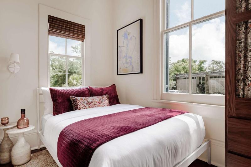Luxe 6-bedroom Garden District Suite Hotel Pool - image 10