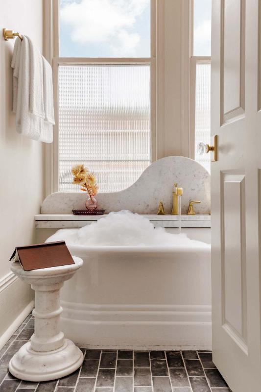 Luxe 6-bedroom Garden District Suite Hotel Pool - image 2