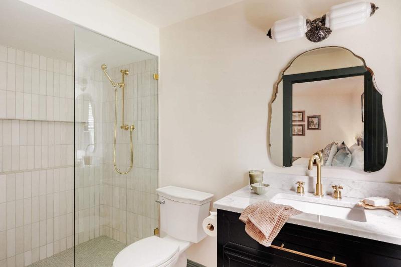 Luxe 6-bedroom Garden District Suite Hotel Pool - image 11