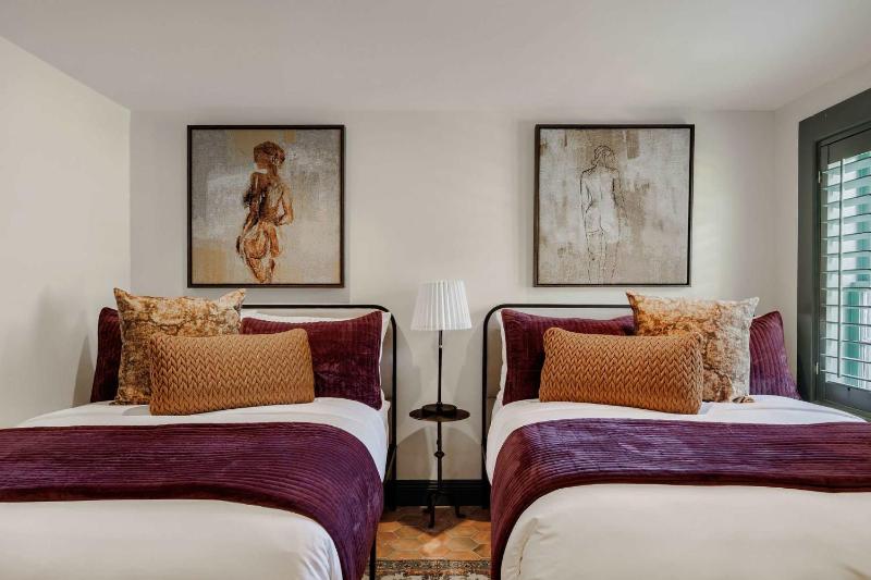 Luxe 6-bedroom Garden District Suite Hotel Pool - image 9