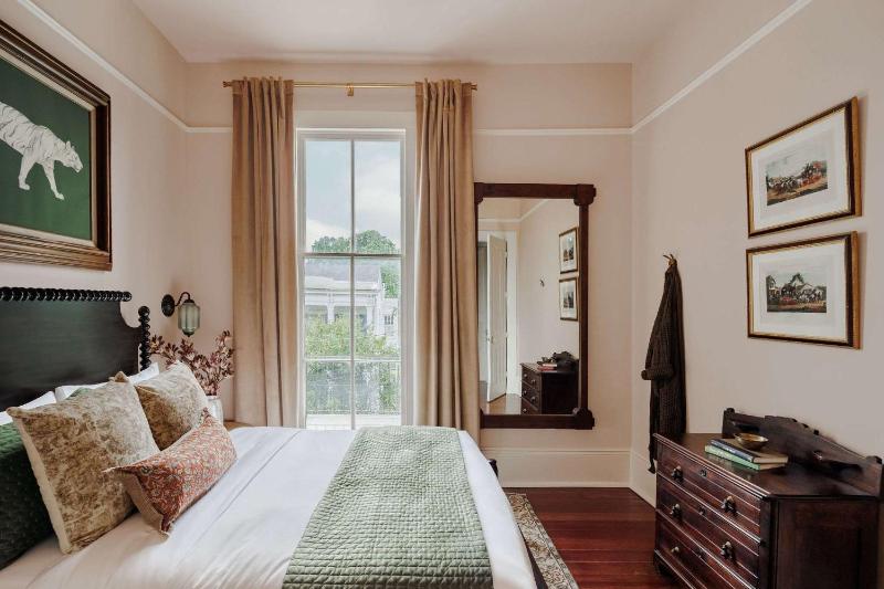Lush Garden District Suite Shared Outdoor Space - image 7