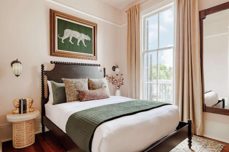 Lush Garden District Suite Shared Outdoor Space - image 15
