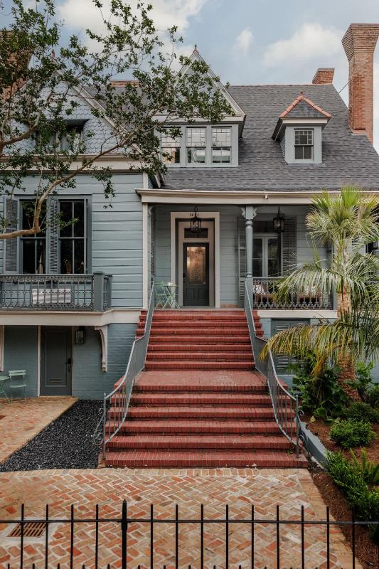 Lush Garden District Suite Shared Outdoor Space - image 16