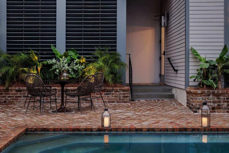 Lush Garden District Suite Shared Outdoor Space - image 9
