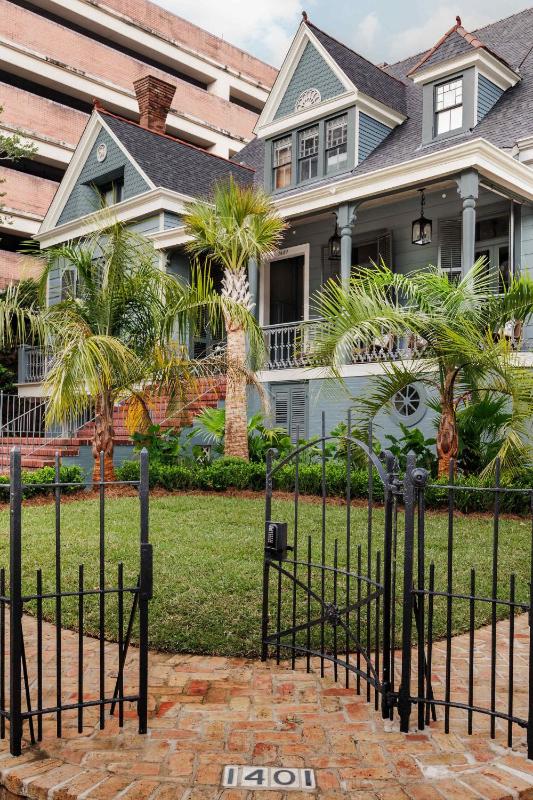 Luxe 6-bedroom Garden District Retreat Hotel Pool - image 10