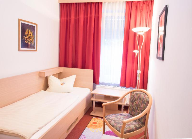 Single Room with Bathroom image 2
