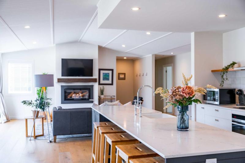 Farrant Drive Hideaway with Mountain Views - image 7