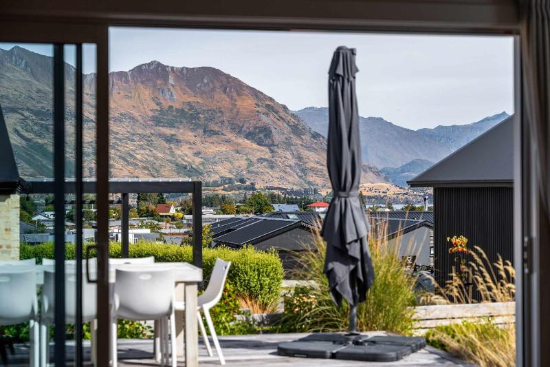 Farrant Drive Hideaway with Mountain Views - image 3