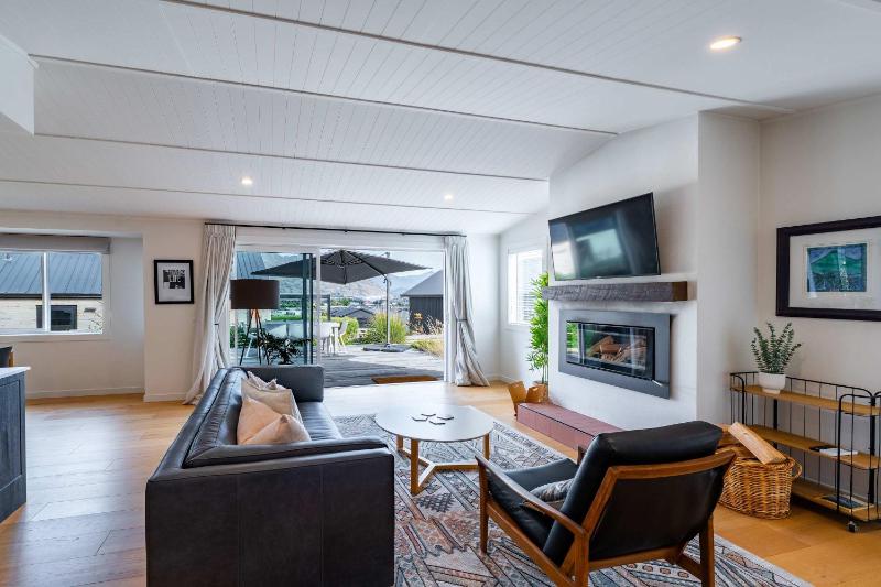 Farrant Drive Hideaway with Mountain Views - image 35