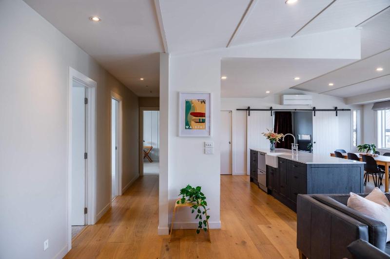 Farrant Drive Hideaway with Mountain Views - image 9