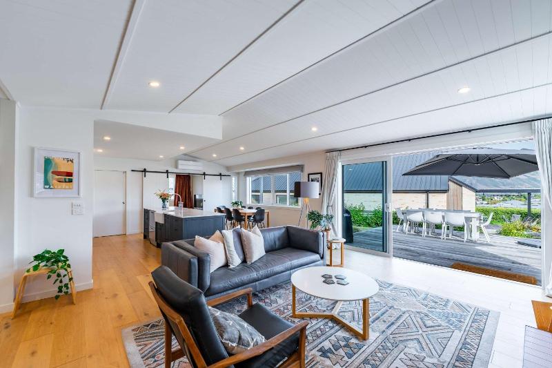 Farrant Drive Hideaway with Mountain Views - image 5