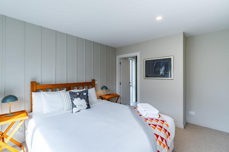 Farrant Drive Hideaway with Mountain Views - image 4