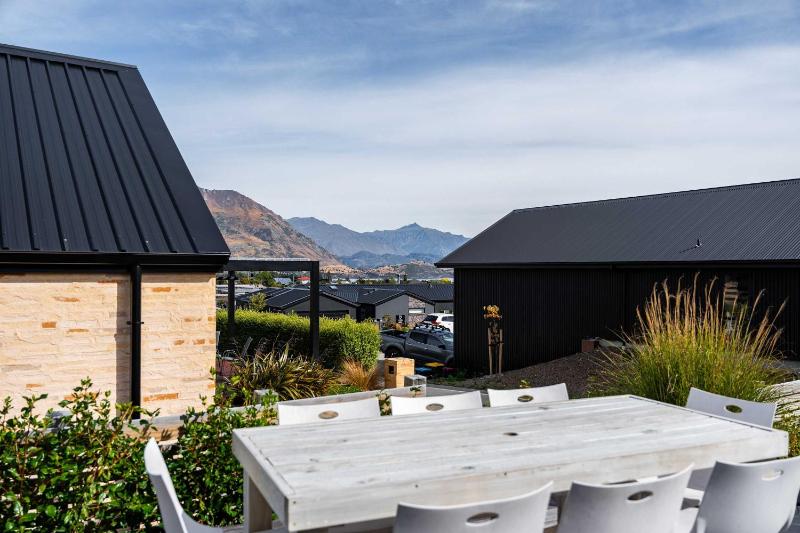 Farrant Drive Hideaway with Mountain Views - image 37