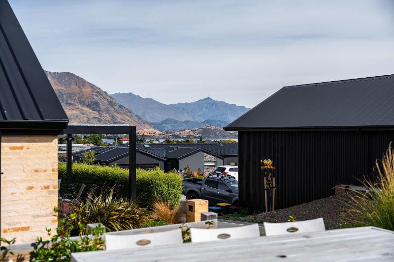 Farrant Drive Hideaway with Mountain Views - image 22