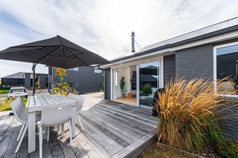 Farrant Drive Hideaway with Mountain Views - image 6