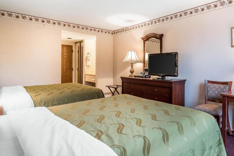 Queen Room with Two Queen Beds - Non-Smoking image 2