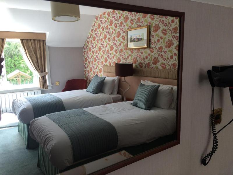 Twin Room image 2