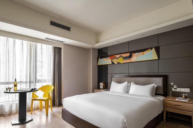 Suli Hotel Chongqing1 Min Walk to MetroNear Jiefangbei&Hongya CaveInternational guest-friendlyFree Self-Service LaundryFree High-Speed WiFiFree Chinese TeaFree Travel Advice - image 2