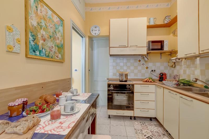 The Menton Townhouse with Balcony - Happy Rentals - image 3