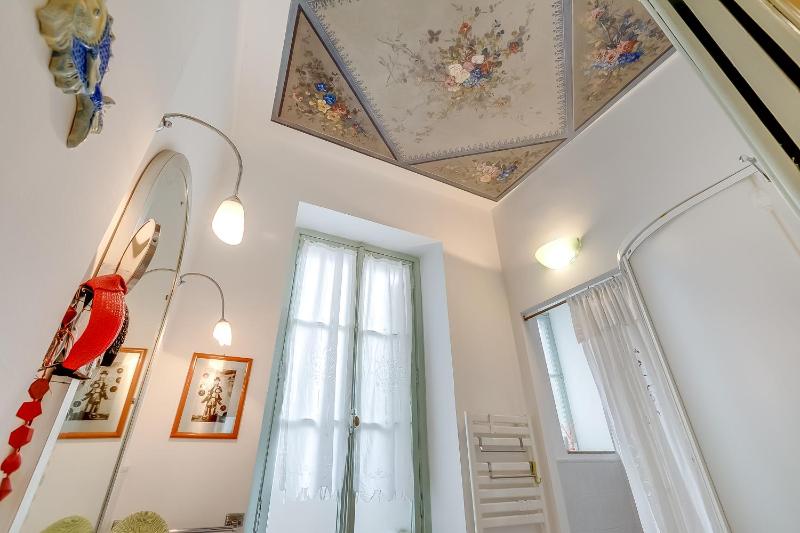 The Menton Townhouse with Balcony - Happy Rentals - image 5