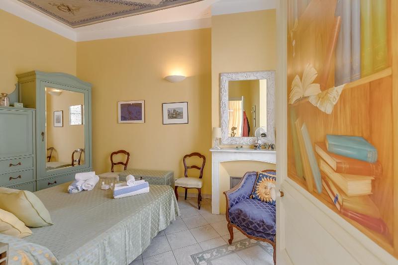The Menton Townhouse with Balcony - Happy Rentals - image 15