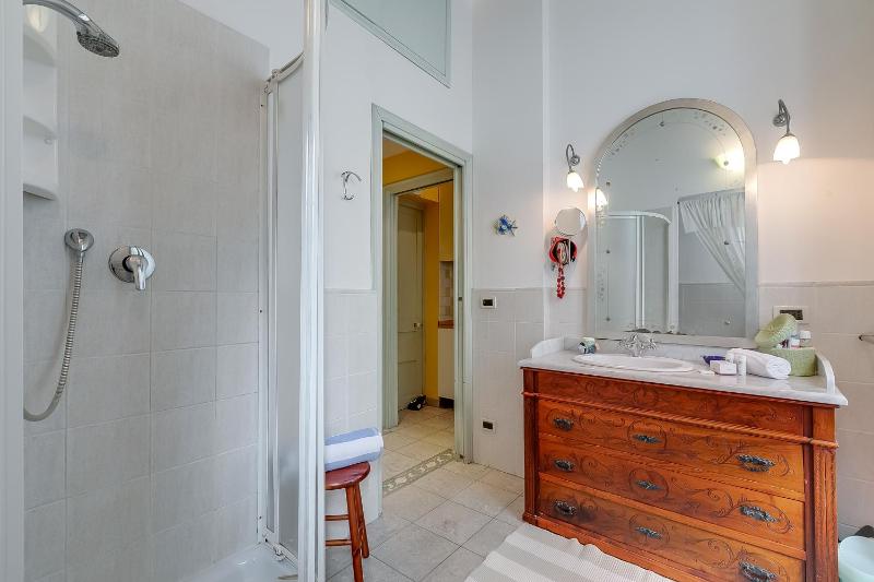The Menton Townhouse with Balcony - Happy Rentals - image 8