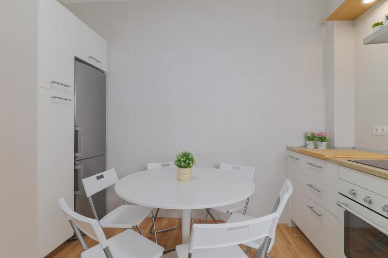 C102 - Huge and Stylish 5 Bedroom by the Center - image 11