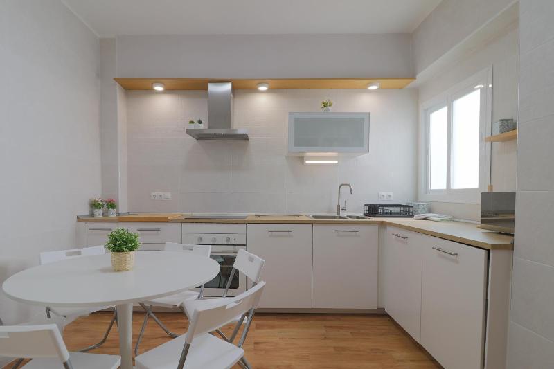C102 - Huge and Stylish 5 Bedroom by the Center - image 8