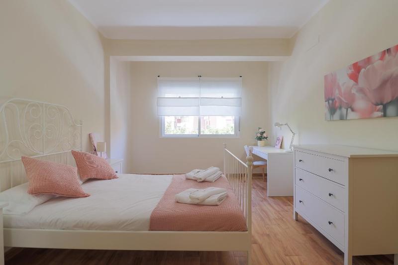 C102 - Huge and Stylish 5 Bedroom by the Center - image 10