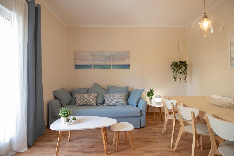 C102 - Huge and Stylish 5 Bedroom by the Center - image 1