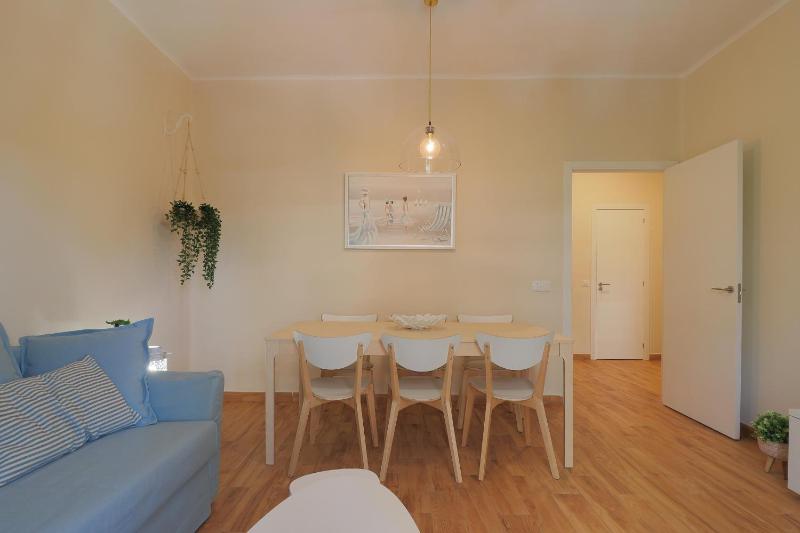 C102 - Huge and Stylish 5 Bedroom by the Center - image 6