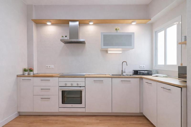 C102 - Huge and Stylish 5 Bedroom by the Center - image 14