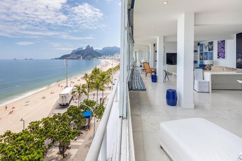 Rio082 - Charming beachfront apartment in Ipanema - image 1