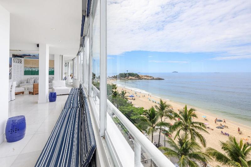 Rio082 - Charming beachfront apartment in Ipanema - image 2