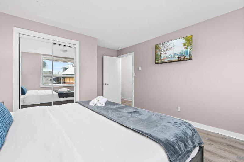 Casa Hotels College Modern Suite Near Little Italy Walk to Transit - image 3
