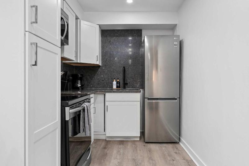 Casa Hotels College Modern Suite Near Little Italy Walk to Transit - image 15