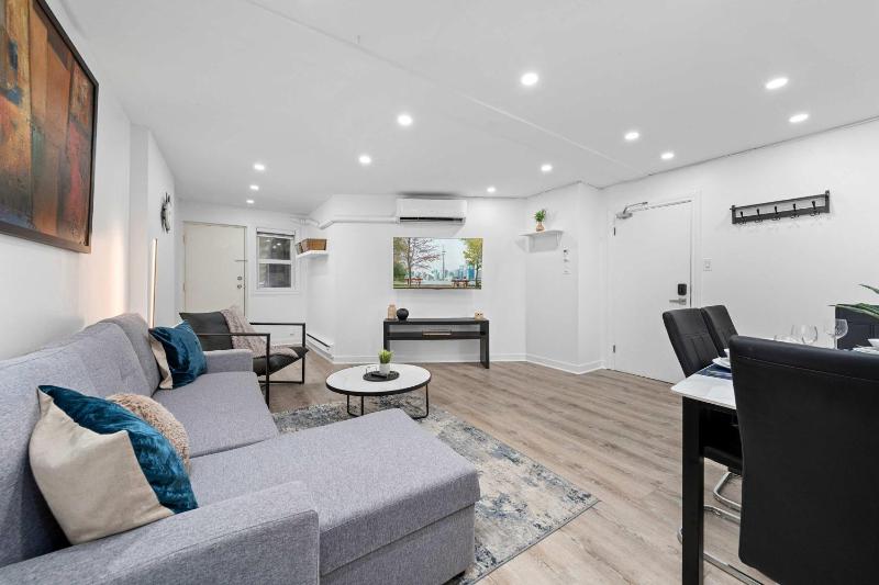 Casa Hotels College Modern Suite Near Little Italy Walk to Transit - image 12