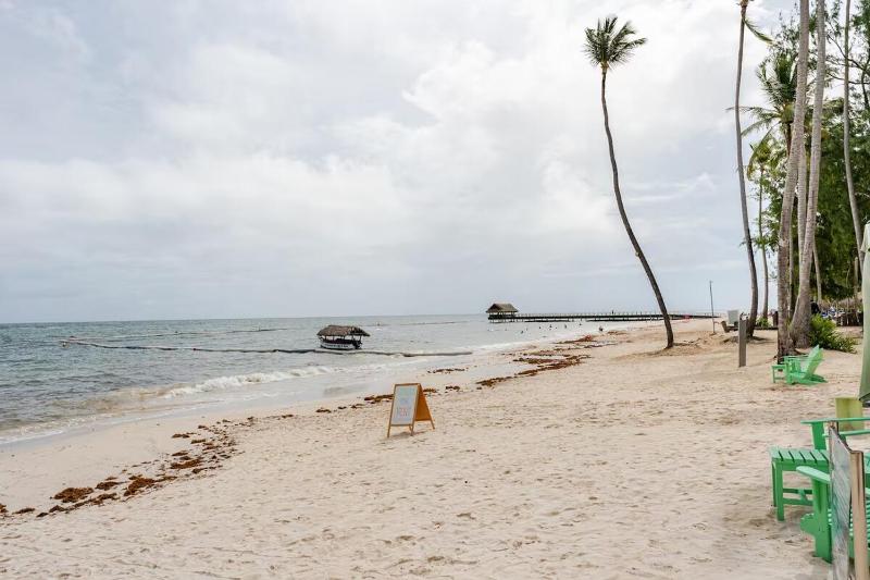 Steps from the ocean and white sand top location - image 43