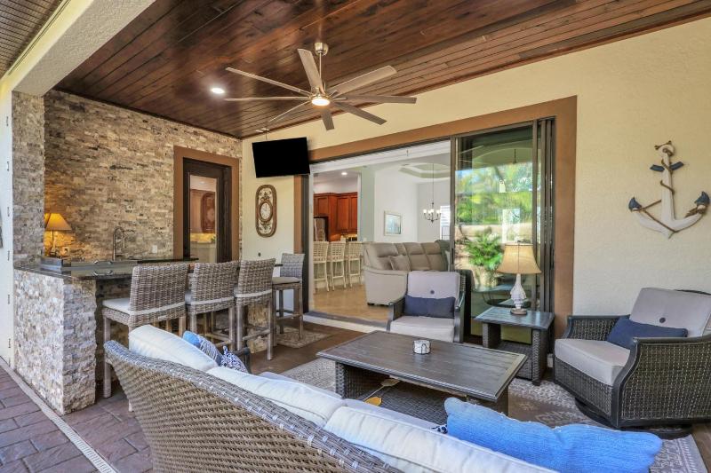 Coral Falls-Private Resort-Style Retreat with Pool Spa Tiki Hut - image 7