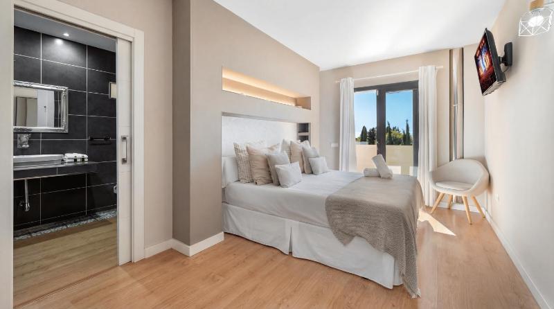 VACATION MARBELLA I Villa Riviera Del Sol Private Pool Jacuzzi Sauna Gym Cinema Billiard Walking Distance to the Beach - image 8