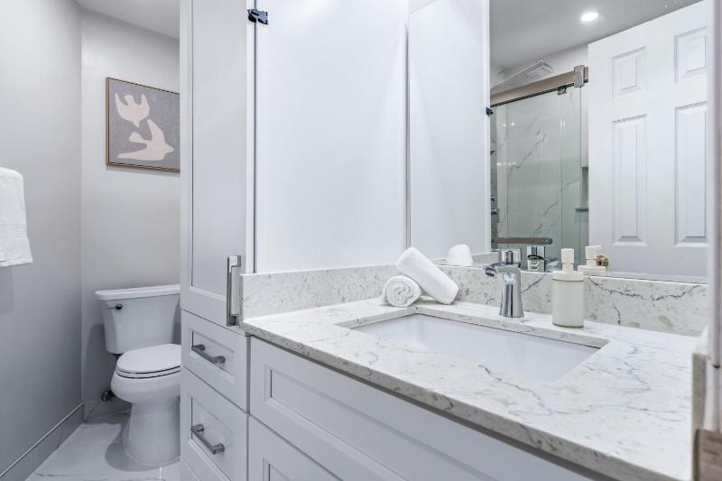 Casa Hotels College Prime Suite Near Trinity Bellwoods & Little Italy - image 16