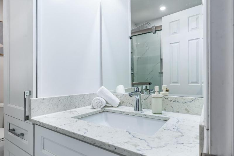 Casa Hotels College Prime Suite Near Trinity Bellwoods & Little Italy - image 14