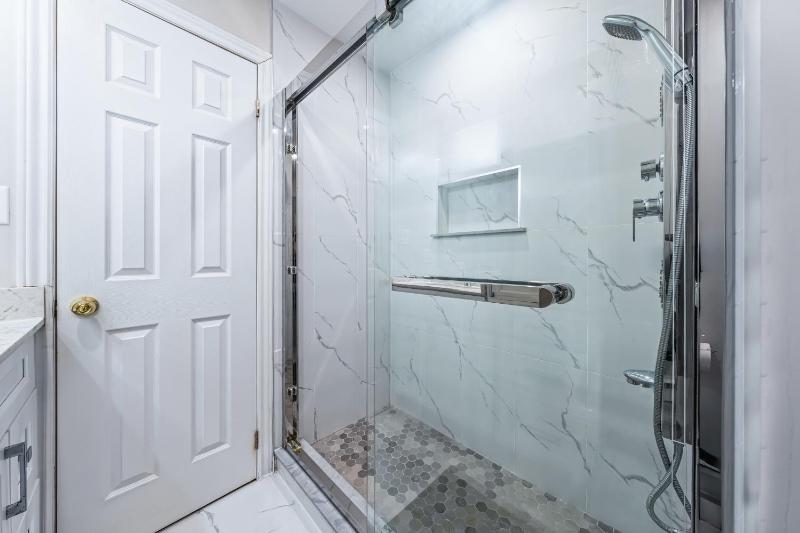 Casa Hotels College Prime Suite Near Trinity Bellwoods & Little Italy - image 2