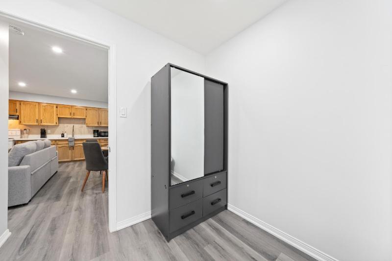 Casa Hotels College Modern Suite Near Dufferin Grove Transit Line - image 5
