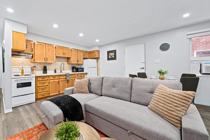 Casa Hotels College Modern Suite Near Dufferin Grove Transit Line - image 1