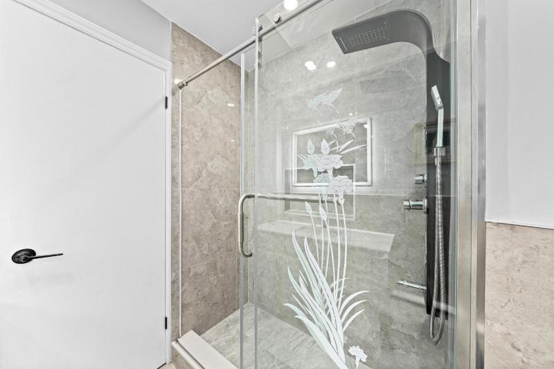 Casa Hotels College Modern Suite Near Dufferin Grove Transit Line - image 9