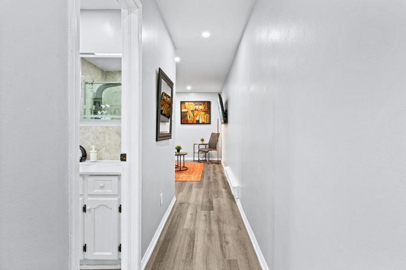 Casa Hotels College Modern Suite Near Dufferin Grove Transit Line - image 14