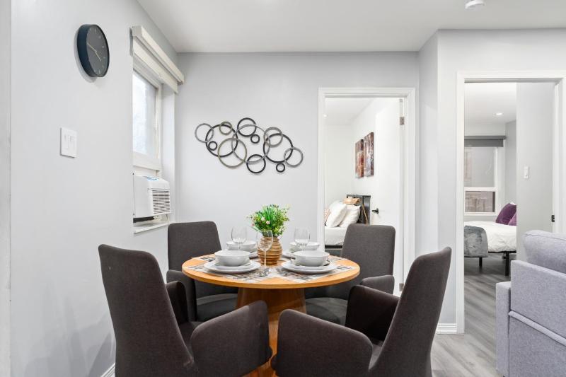 Casa Hotels College Modern Suite Near Dufferin Grove Transit Line - image 10