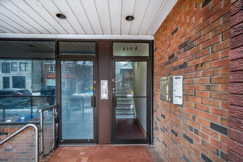 Casa Hotels College - City Suite Steps to Streetcar Near Dufferin Park - image 2